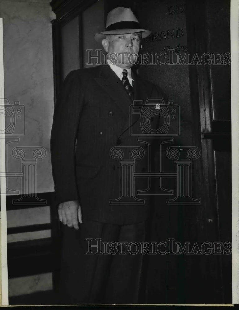 1938 Press Photo Joe Shaw at Los Angeles Job Selling Probe - nef33754