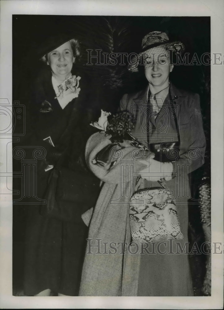 Load image into Gallery viewer, 1937 Press Photo Beulah Spilsbury, Helen Cornelius @ Miami International Airport
