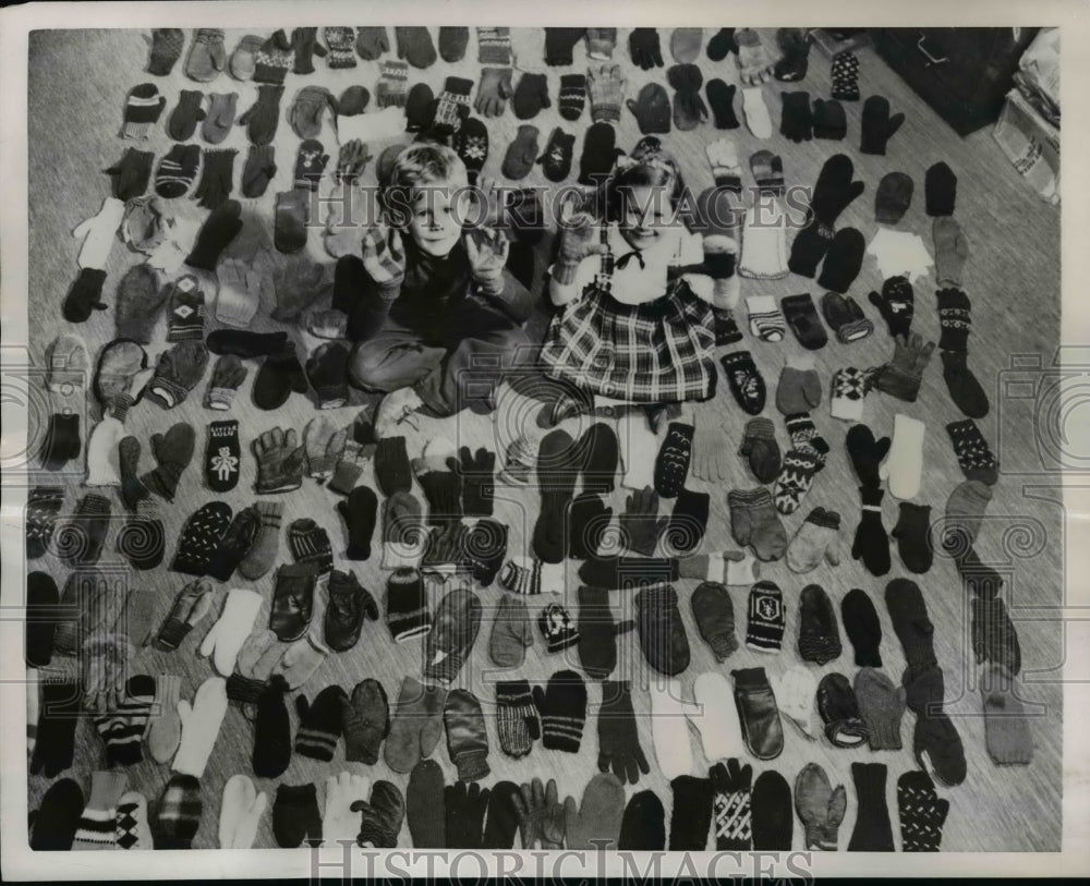 1951 Press Photo Billy Slack and Elaine Stark sits at 400 mittens and Gloves