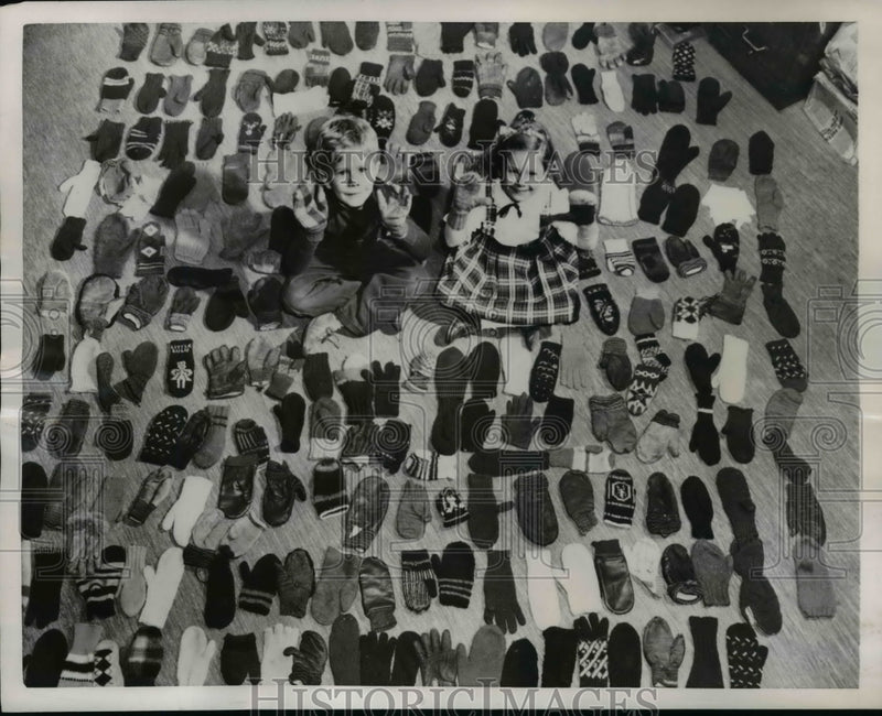 Load image into Gallery viewer, 1951 Press Photo Billy Slack and Elaine Stark sits at 400 mittens and Gloves
