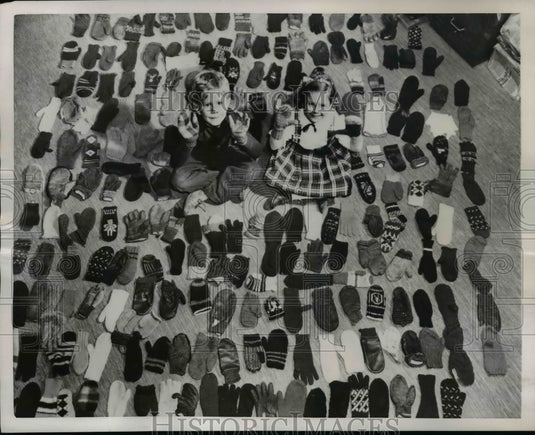 1951 Press Photo Billy Slack and Elaine Stark sits at 400 mittens and Gloves