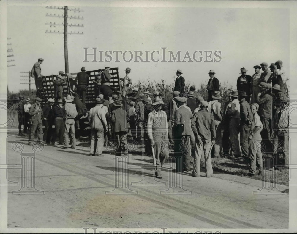 1932 Press Photo Deputies Disarm Farmer Strikers in Iowa - nef33826