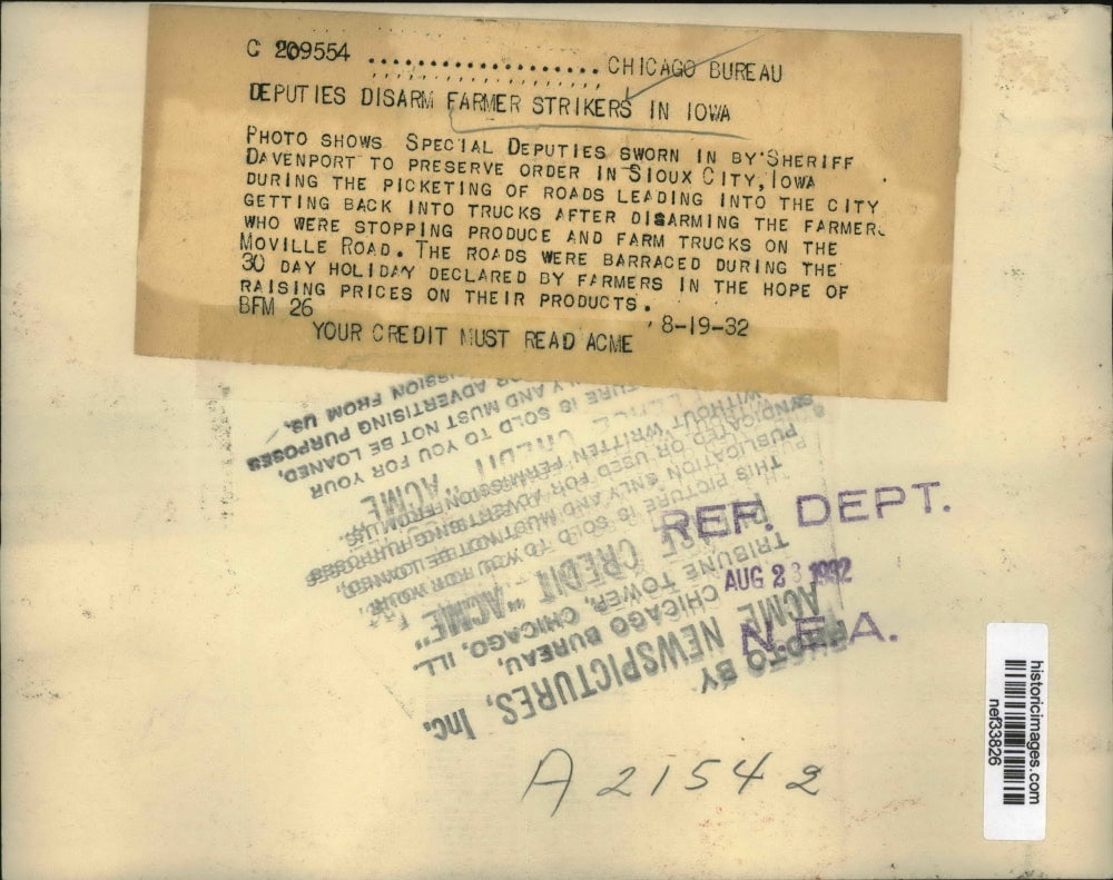 1932 Press Photo Deputies Disarm Farmer Strikers in Iowa - nef33826