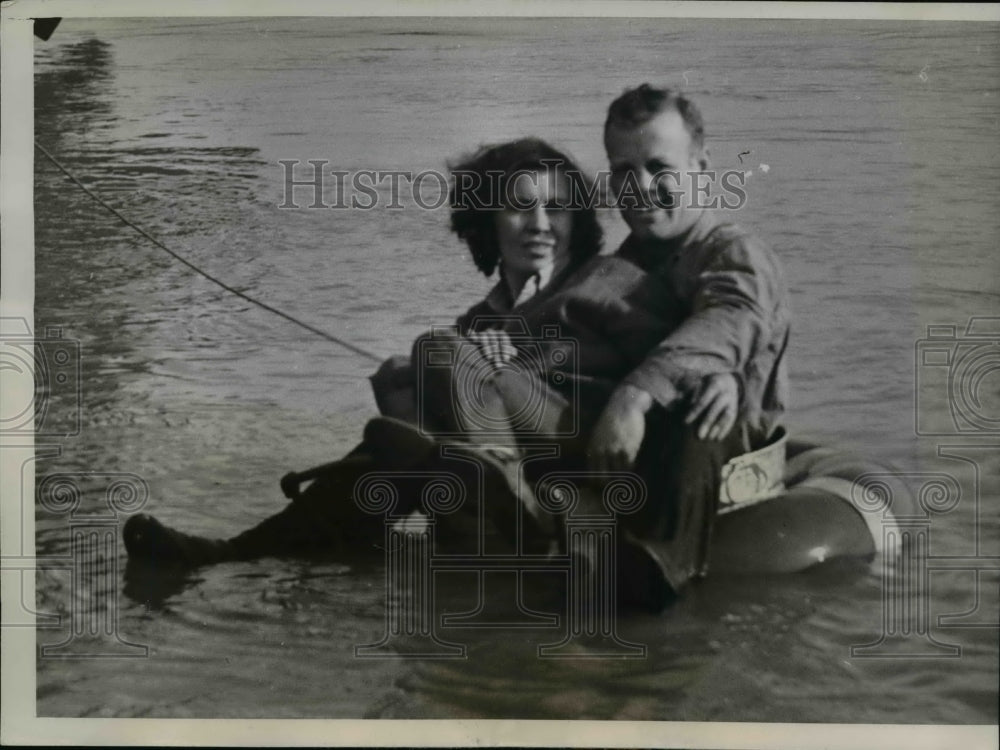 1939 Press Photo Lawrence Nichols Aims to Tube Down Mississippi River