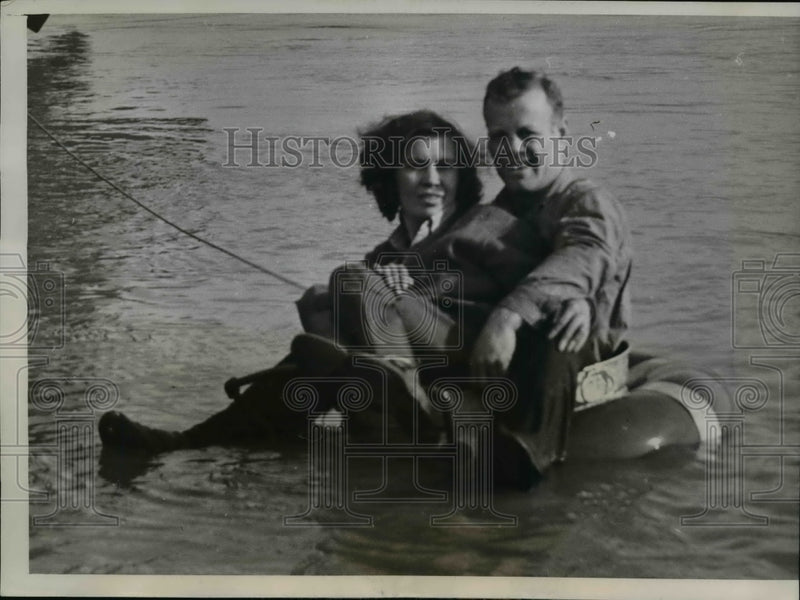 Load image into Gallery viewer, 1939 Press Photo Lawrence Nichols Aims to Tube Down Mississippi River

