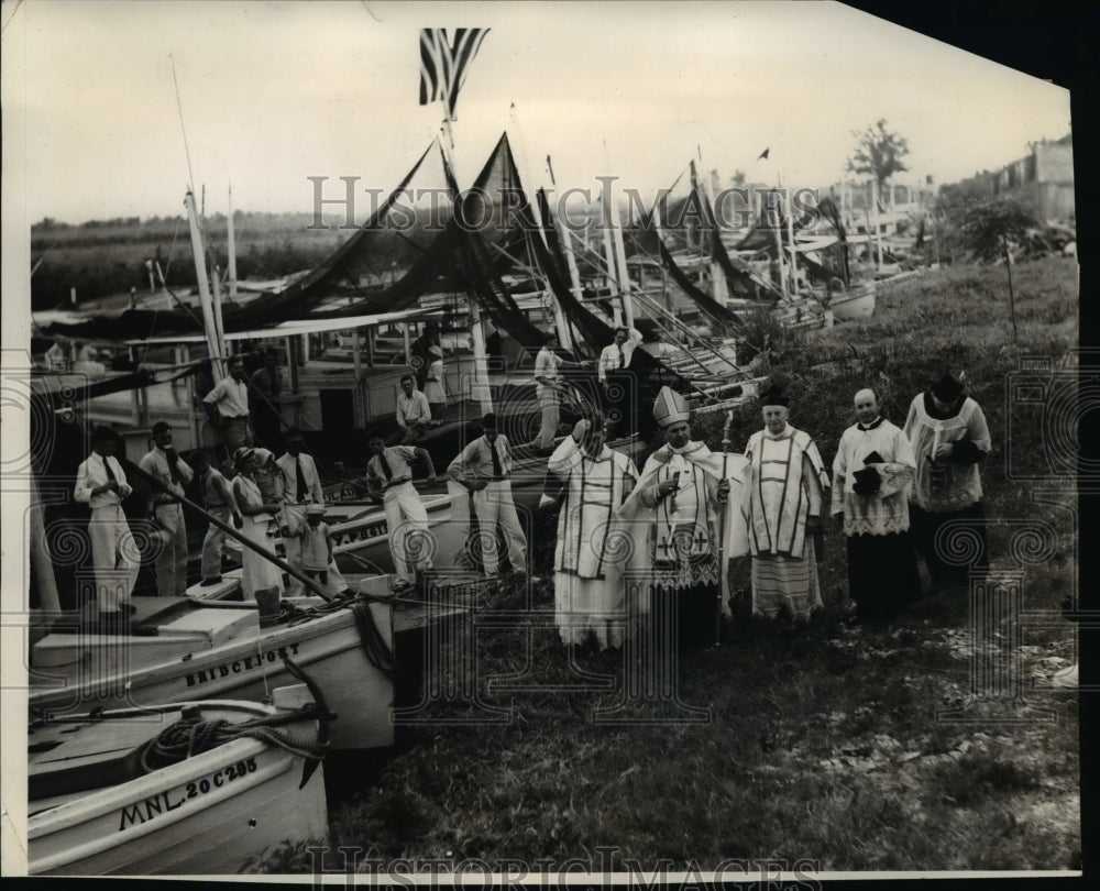 1936 Press Photo Archbishop Joseph Francis Rummel Gives Blessings to Shrimpers.