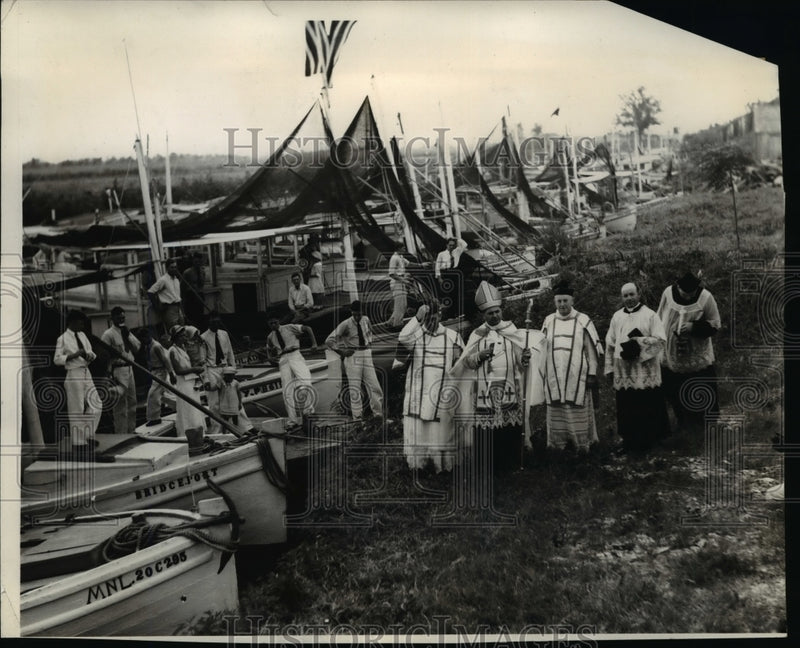 Load image into Gallery viewer, 1936 Press Photo Archbishop Joseph Francis Rummel Gives Blessings to Shrimpers.
