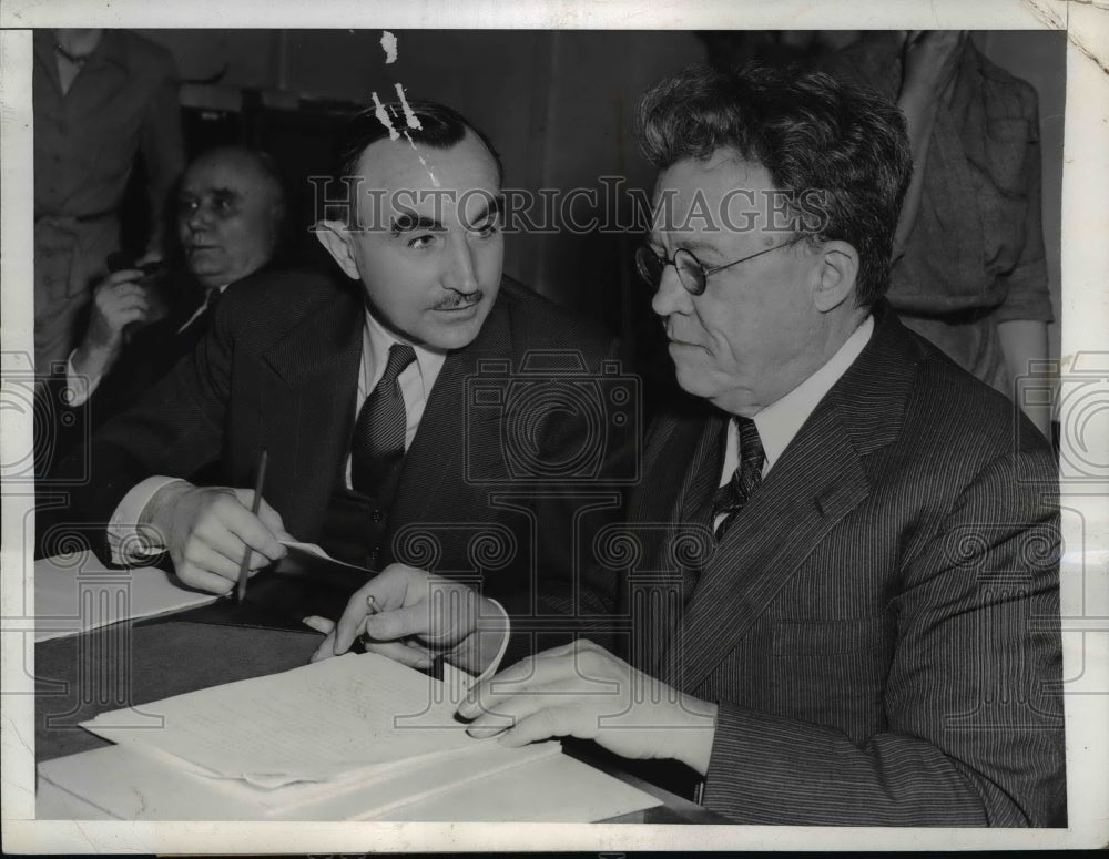 1943 Press Photo William Davis WLB Chairman confers with Wayne E.Morse