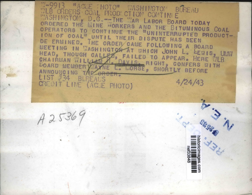 1943 Press Photo William Davis WLB Chairman confers with Wayne E.Morse