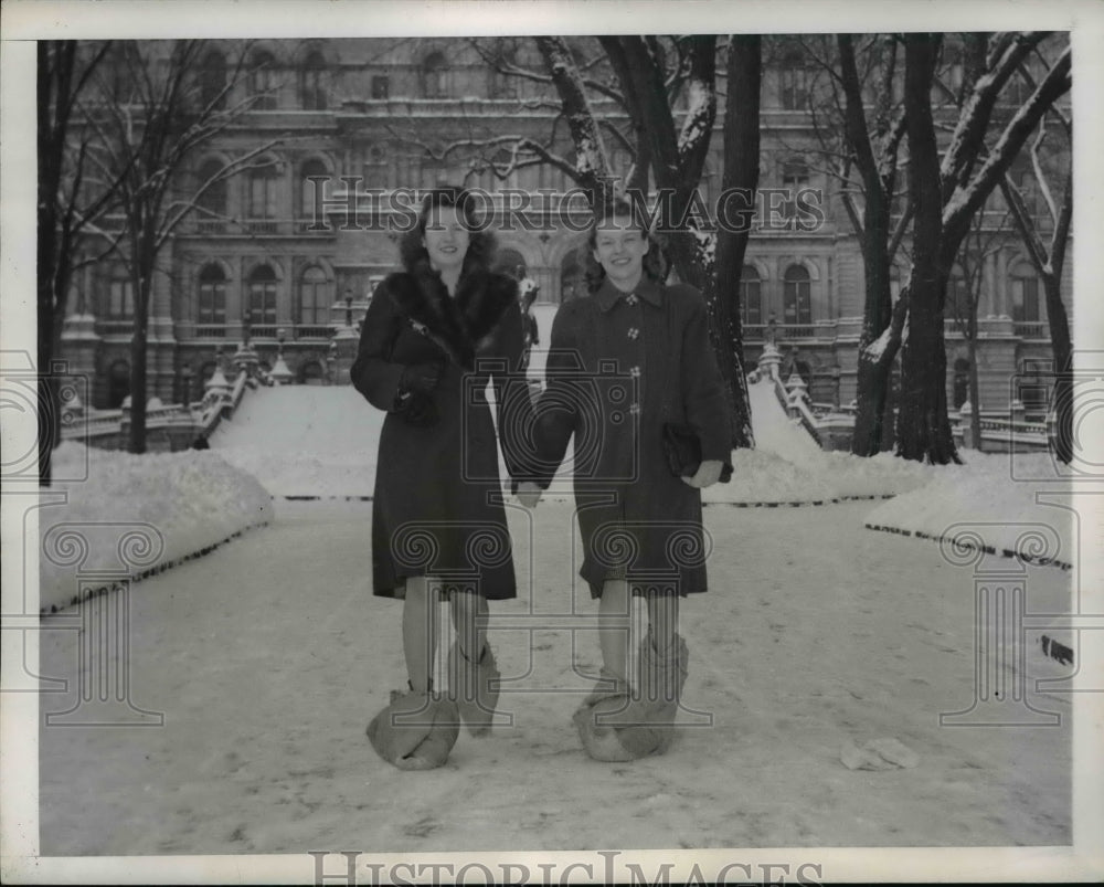 1945 Press Photo Women w Feet Wrapped in Burlap Bags in Show, Albany, New York