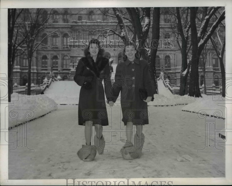 Load image into Gallery viewer, 1945 Press Photo Women w Feet Wrapped in Burlap Bags in Show, Albany, New York
