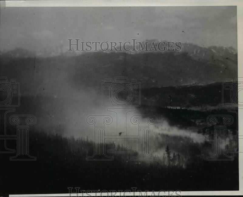 Load image into Gallery viewer, 1939 Press Photo 2,500 Wear Men Battle Large Rocky Mountain Wildfire - nef33875
