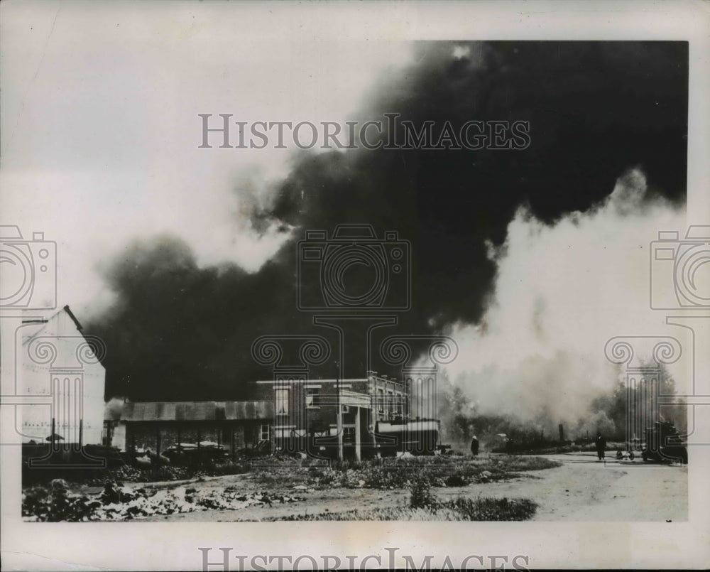 1936 Press Photo Belgian Strikers Believed Responsible for Oil Refinery Fire