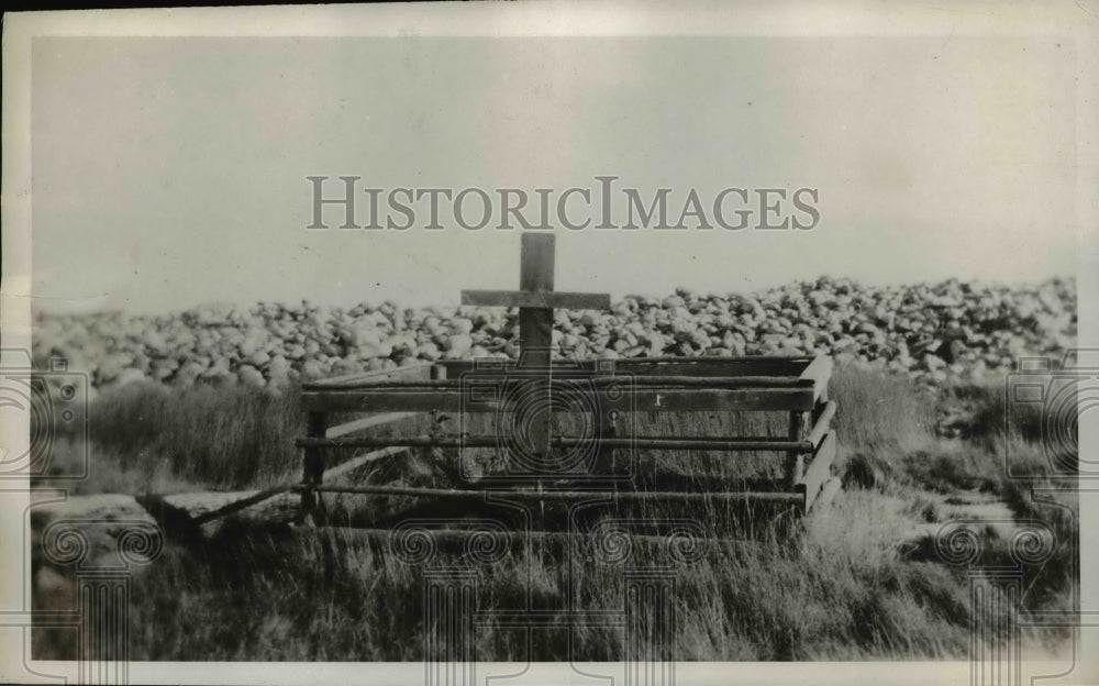 1932 Press Photo Triple Grave at Great duck Island, Maine - nef33898