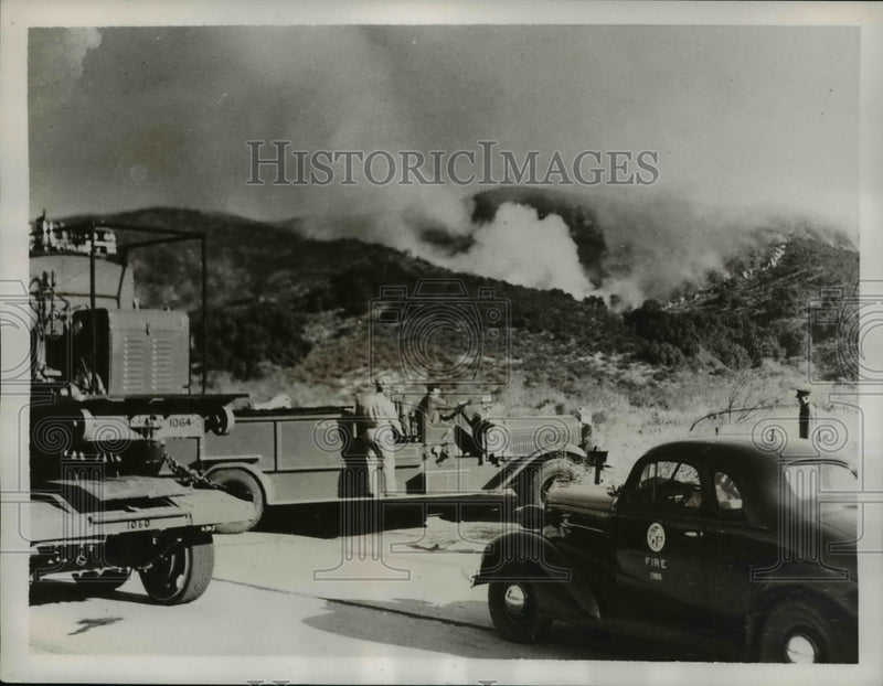 Load image into Gallery viewer, 1937 Press Photo Brush Fire in La Tuna Canyon, Verdugo Hills, California
