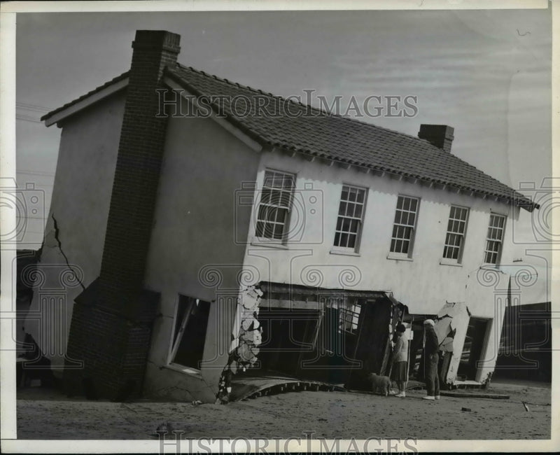 Load image into Gallery viewer, 1942 Press Photo House in Sunset Beach, California w Foundation Flooded Away
