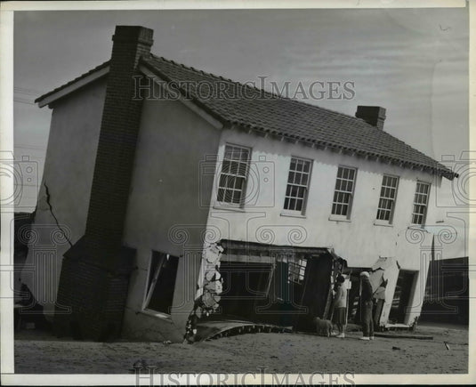 1942 Press Photo House in Sunset Beach, California w Foundation Flooded Away