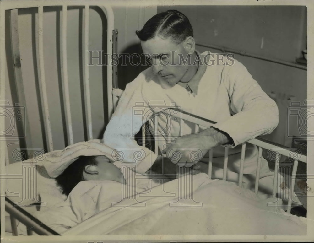 1938 Press Photo Daniel J, Tripp Keeps Vigil Over Son Whom Fell off of Truck