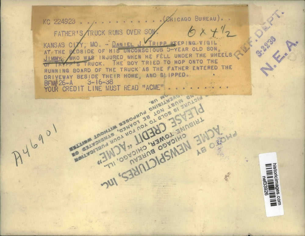 1938 Press Photo Daniel J, Tripp Keeps Vigil Over Son Whom Fell off of Truck