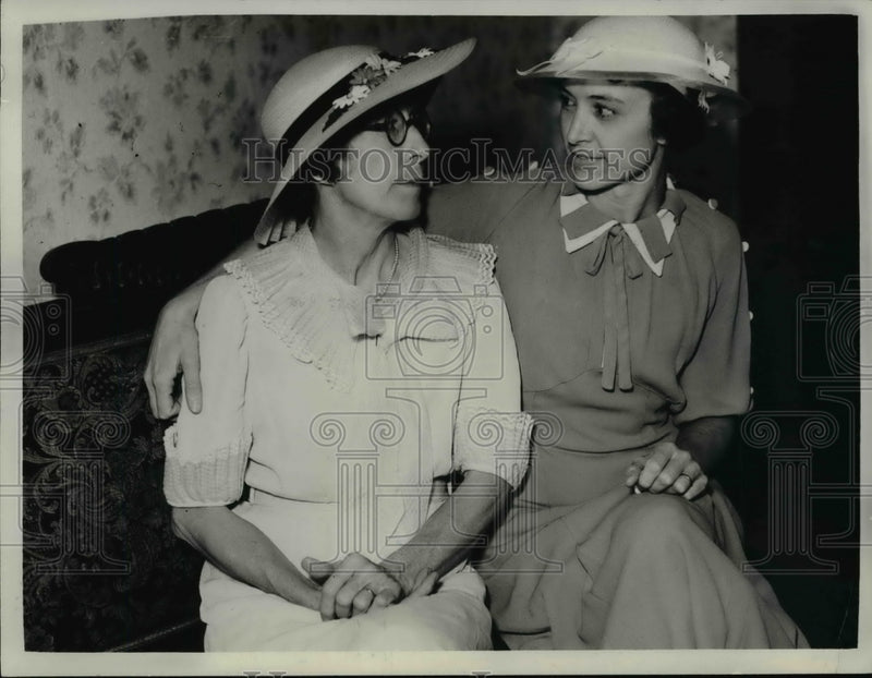 Load image into Gallery viewer, 1935 Press Photo Alice Frances Edwards and Her Daughter Miss Claudie Ross
