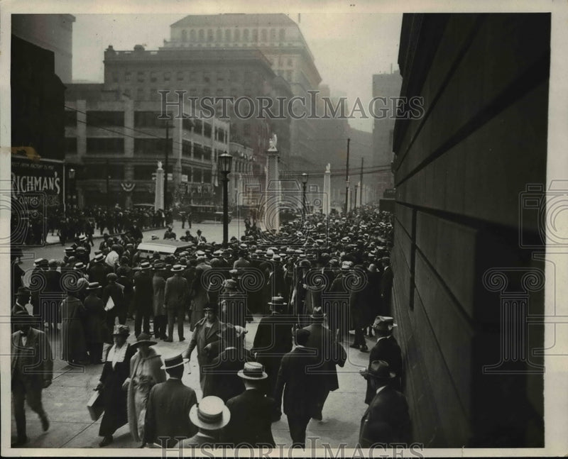 Load image into Gallery viewer, 1924 Press Photo "Crowd" - nef33962
