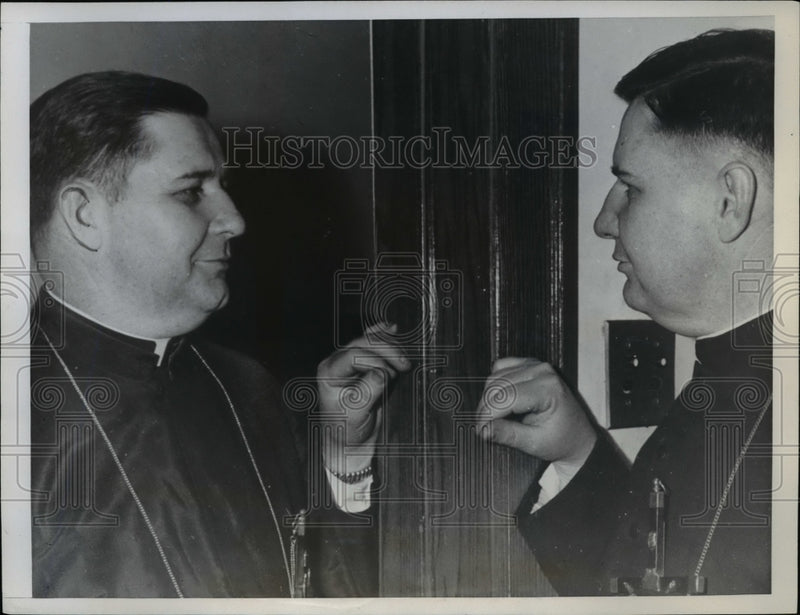 Load image into Gallery viewer, 1946 Press Photo Identical Brothers in the Priesthood, Ray and Edmond Guillozet
