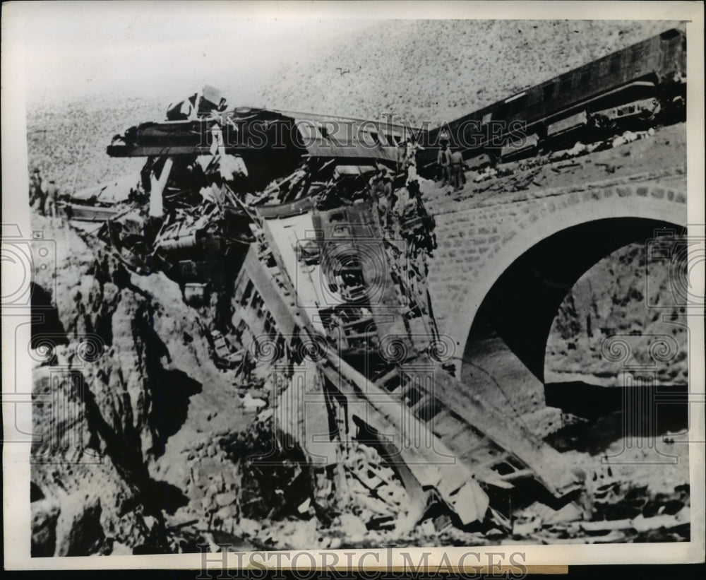 1945 Press Photo La Paz to Buenos Aires Passenger Train lie in a Ravine