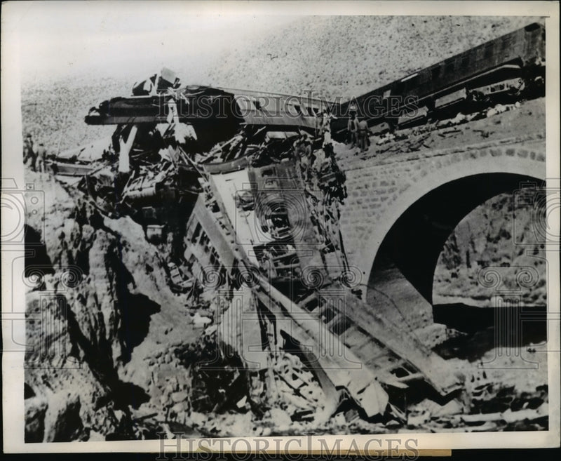 Load image into Gallery viewer, 1945 Press Photo La Paz to Buenos Aires Passenger Train lie in a Ravine
