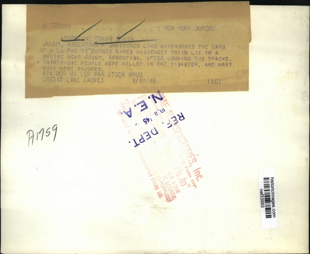 1945 Press Photo La Paz to Buenos Aires Passenger Train lie in a Ravine