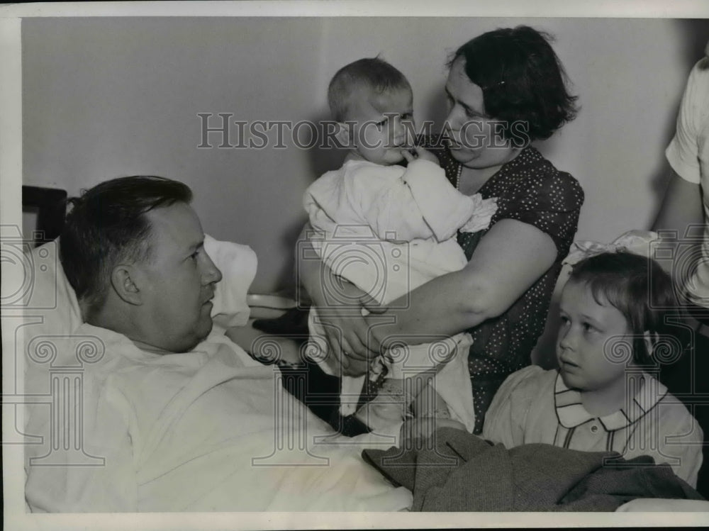 1939 Press Photo Walsh family escaped plane crashed after Takeoff at Chicago