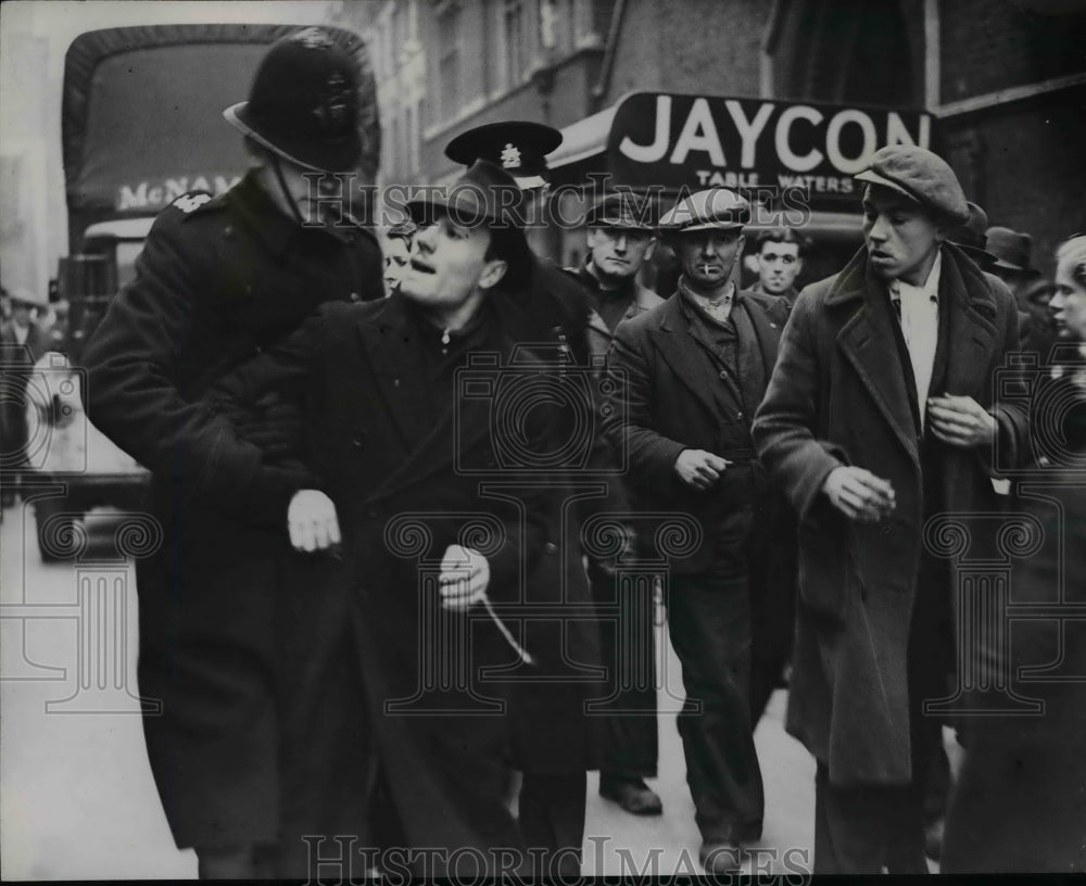 1939 Press Photo Police arrest men who chain themselves at employment exchange