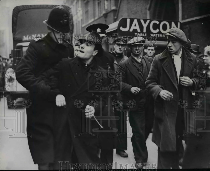 Load image into Gallery viewer, 1939 Press Photo Police arrest men who chain themselves at employment exchange
