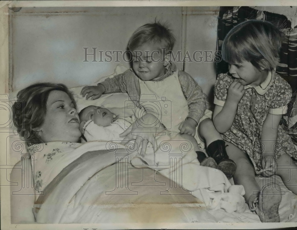 1939 Press Photo Mrs.J.T Miles live in a trailer truck with her Children at Okla