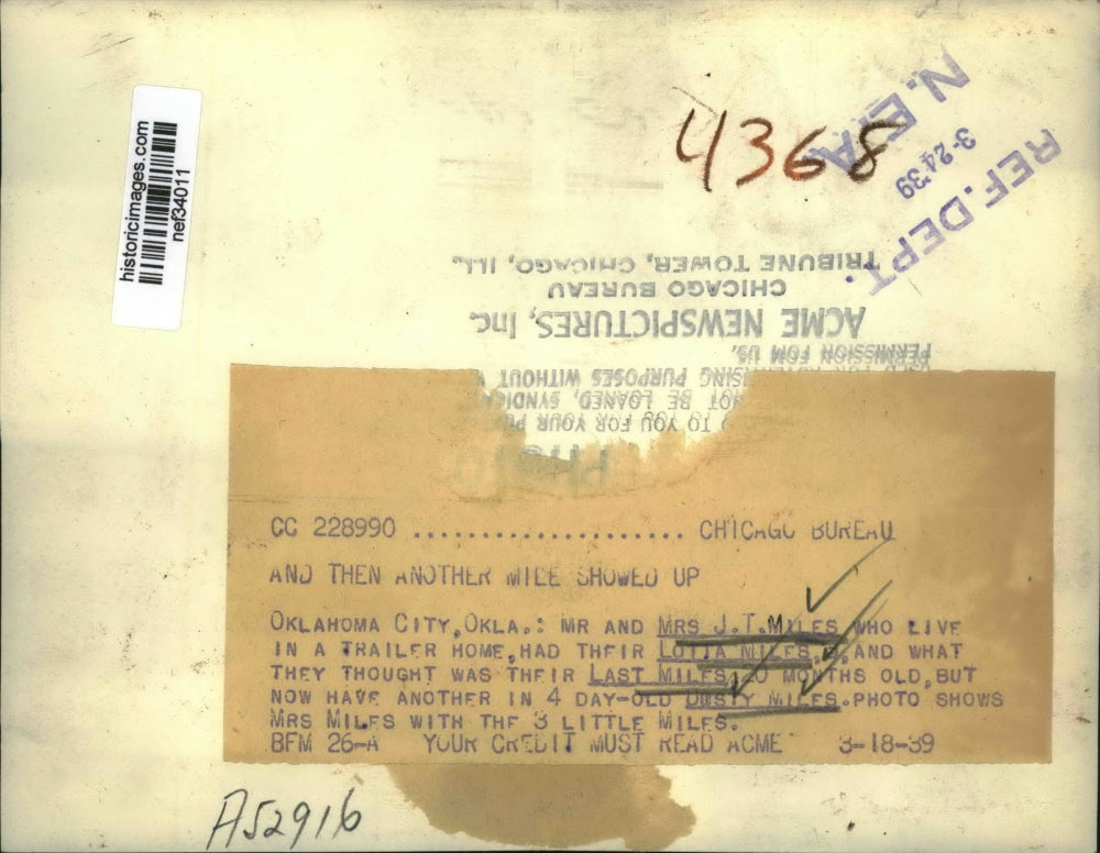 1939 Press Photo Mrs.J.T Miles live in a trailer truck with her Children at Okla