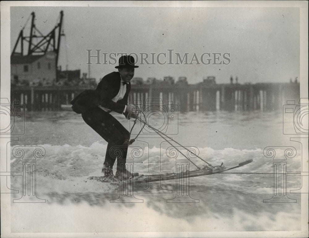 1938 Press Photo Dr Calvin Brown Does His Stunt of Aquaplaning in Formal Attire
