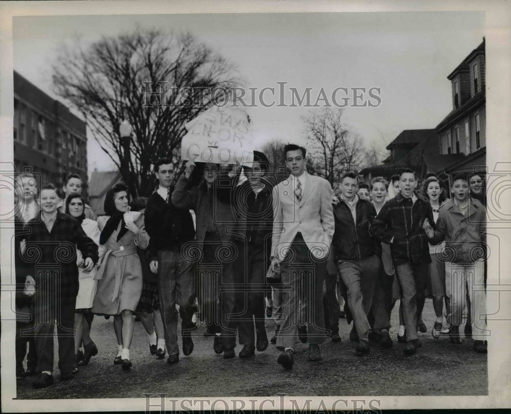 1945 Press Photo Protesting Proposed Replacement of Poplar Temporary Teacher