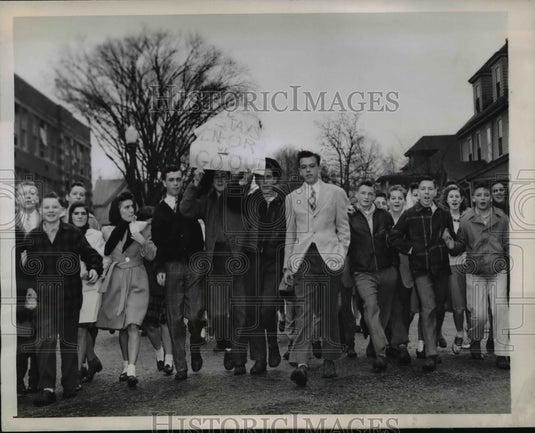 1945 Press Photo Protesting Proposed Replacement of Poplar Temporary Teacher