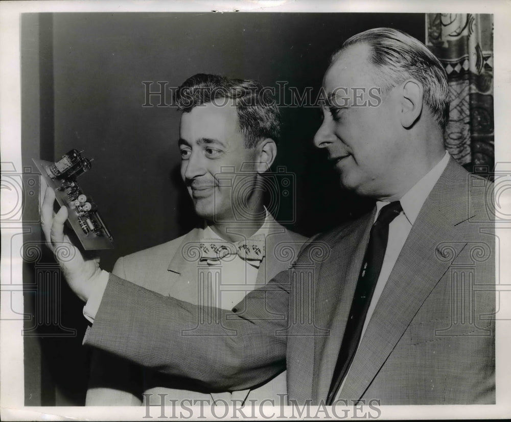 1955 Press Photo Walter H Sammis Holds One of an Approximate 50 DC Amplifiers