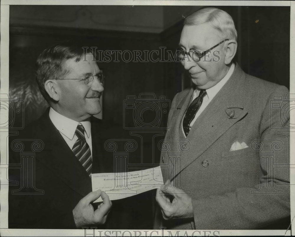 1934 Press Photo Check For $4,200,000 From Fed Govt Held by Los Angeles Board