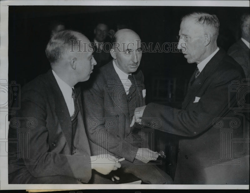 Load image into Gallery viewer, 1935 Press Photo Major Charles A Shepard Talking with Two of His Attorneys
