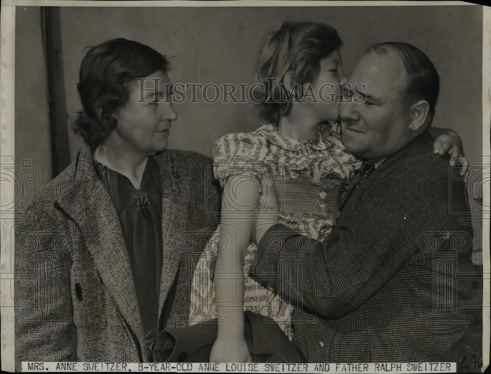 1939 Press Photo Anne &amp; Ralph Sweltzer, Reunited w Missing Daughter Anne Louise