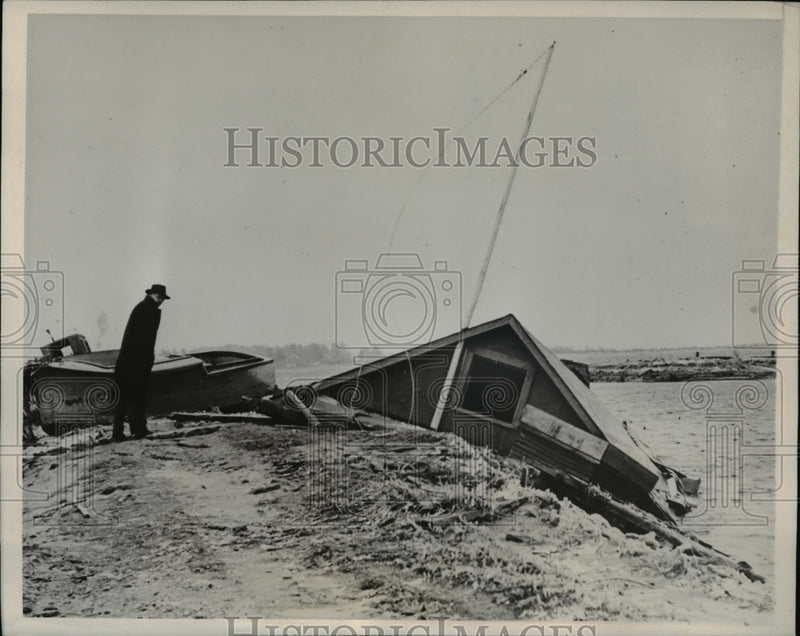 Load image into Gallery viewer, 1940 Press Photo House Washed Away in Little Bay du Noc in Lake Michigan Storm
