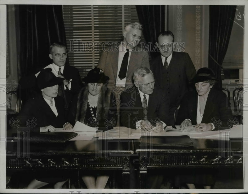 Load image into Gallery viewer, 1937 Press Photo Leaders of Six National Peace Organizations Meet in D.C.
