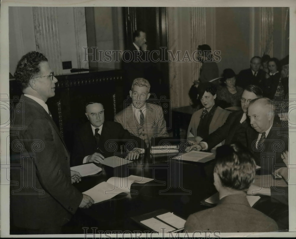 1939 Press Photo Allen J. Ellender Quizzes Members of Social Security Board