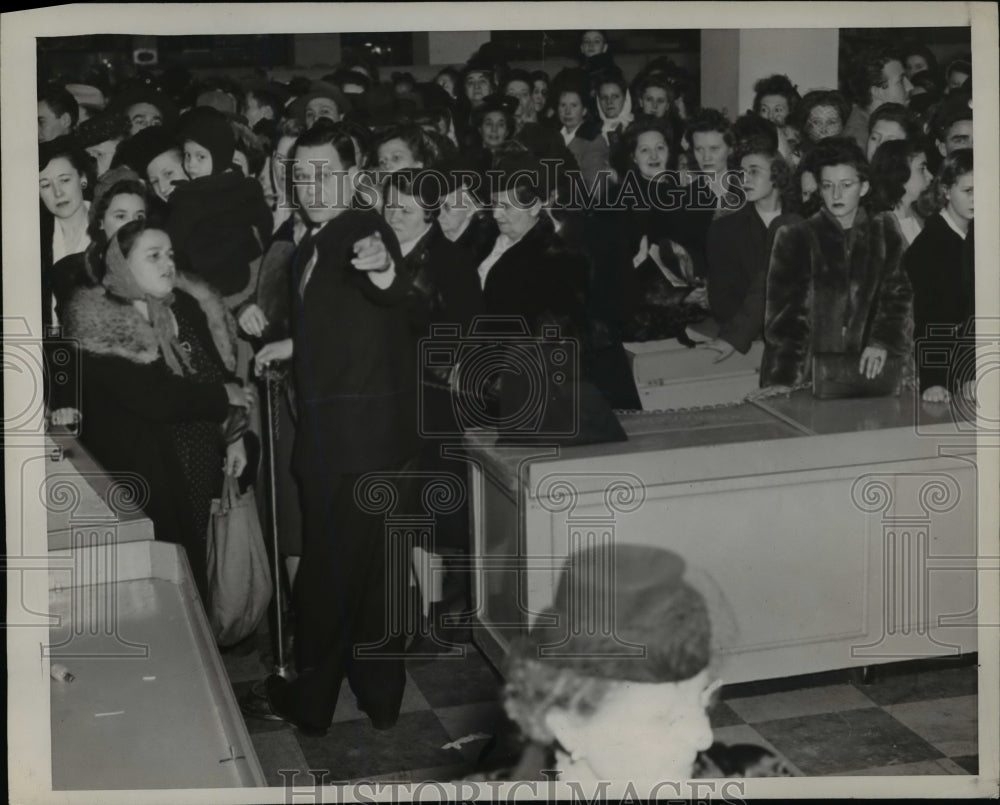 1946 Press Photo Cleveland, Ohio Department Store Crowds for Nylon Stockings