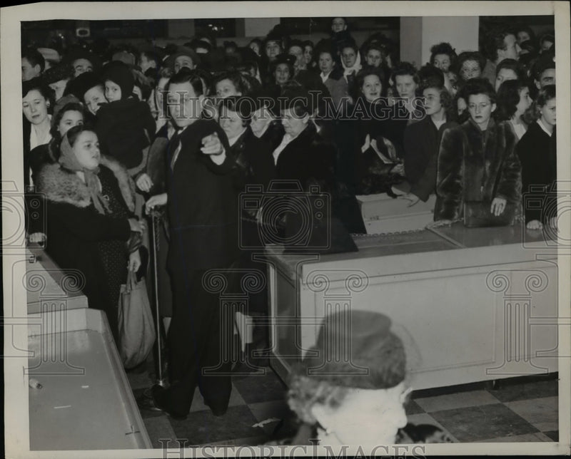 Load image into Gallery viewer, 1946 Press Photo Cleveland, Ohio Department Store Crowds for Nylon Stockings
