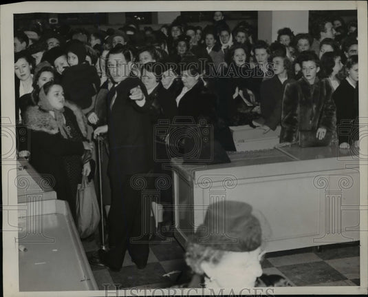 1946 Press Photo Cleveland, Ohio Department Store Crowds for Nylon Stockings