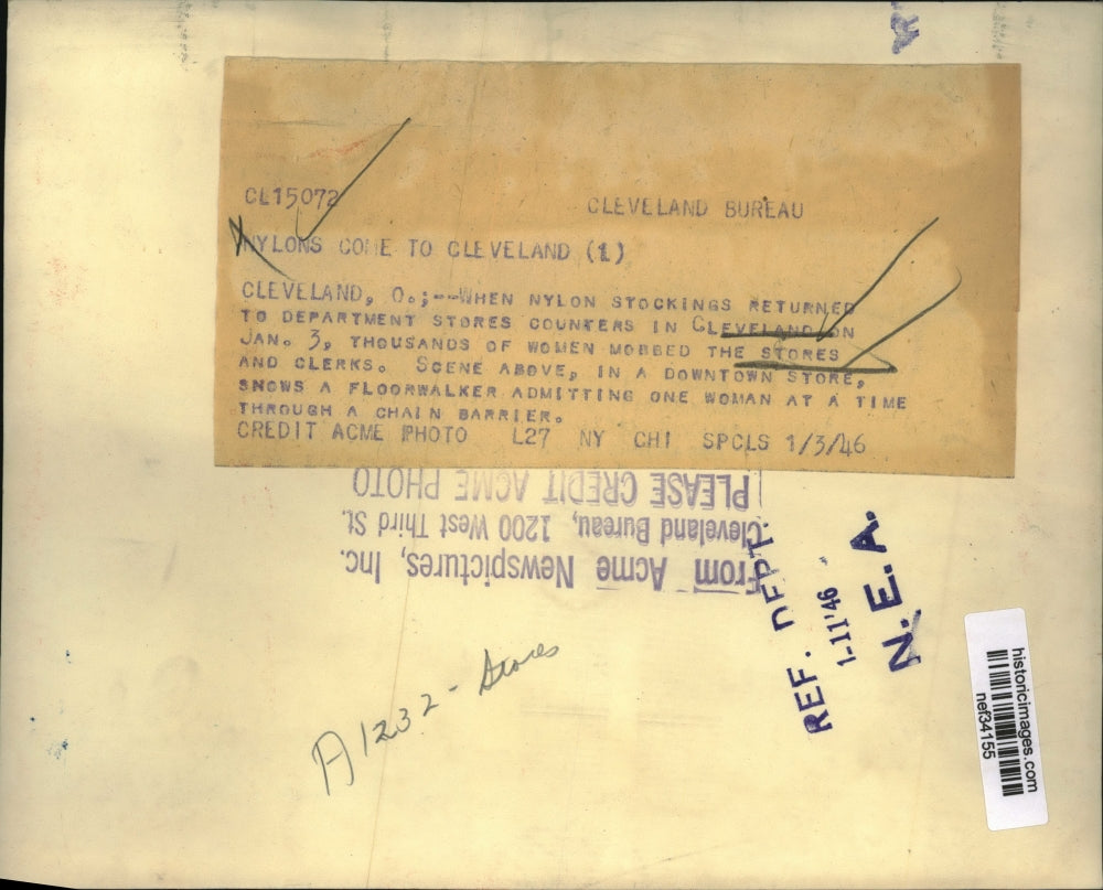 1946 Press Photo Cleveland, Ohio Department Store Crowds for Nylon Stockings