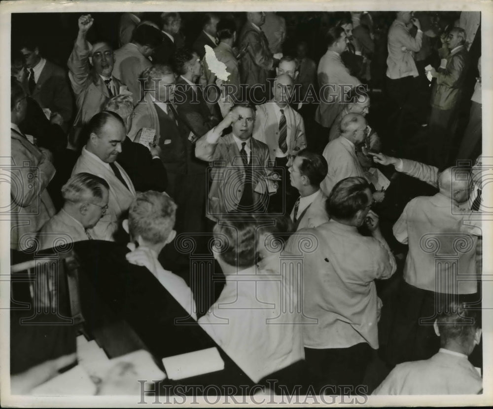 1952 Press Photo Trading at the Chicago Board of Trade Floor - nef34175