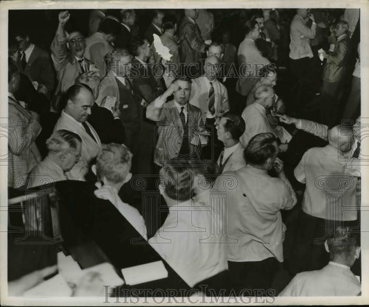 1952 Press Photo Trading at the Chicago Board of Trade Floor - nef34175